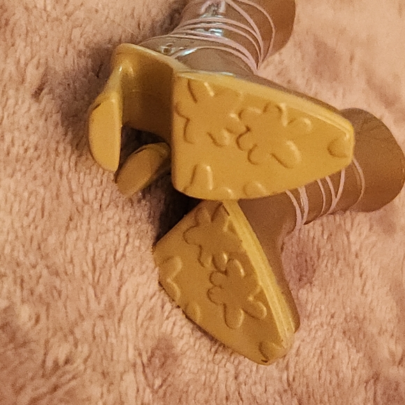 Barbie 2004 My Scene Nolee Getting Ready My Room Tan & Purple Boots "Tie-Up" - Picture 10 of 11